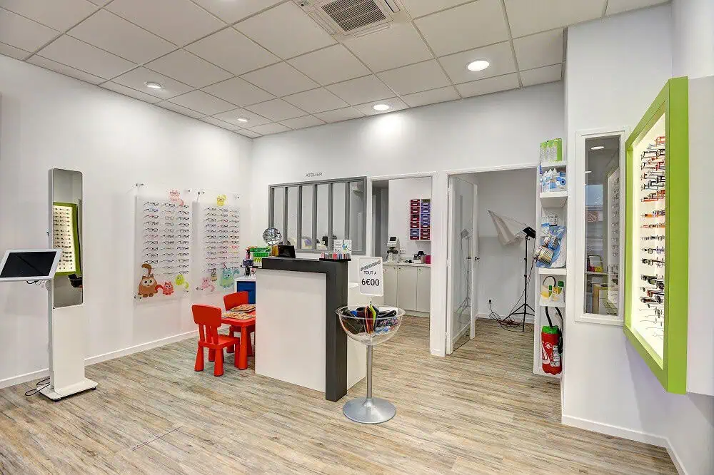 Verres et montures présentés en magasin