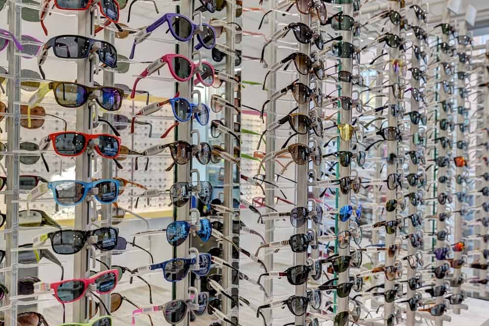 Montures de lunettes en vente dans le magasin